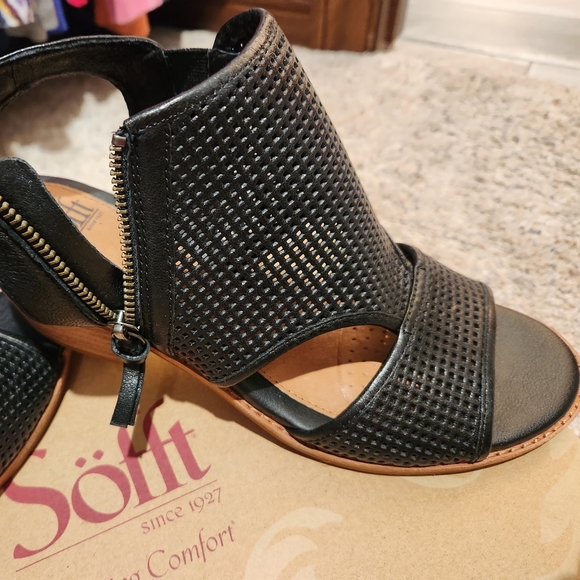 Sofft Black Sandals - Picture 1 of 7